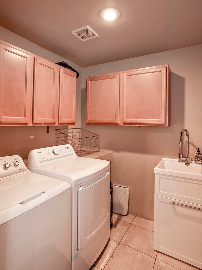 Building Photo - 235 Moonridge Dr