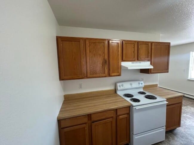 Building Photo - New Paint and Flooring Throughout!!