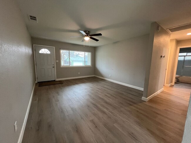 Building Photo - Lovely updated home with large backyard, close to Fair Oaks schools!