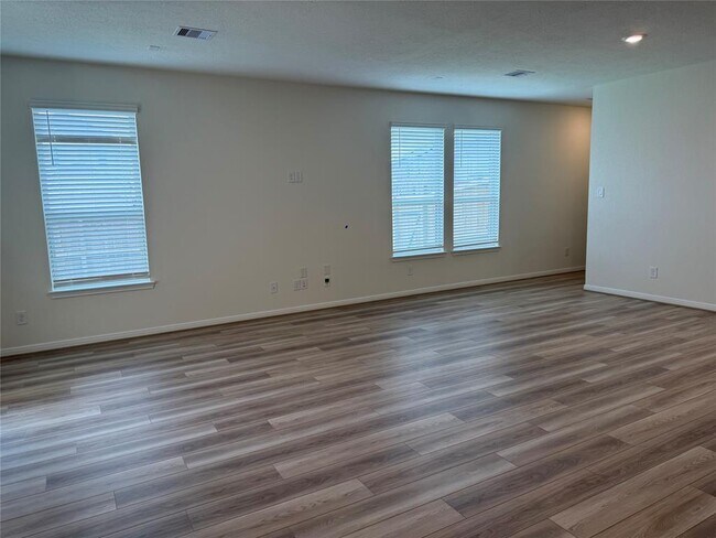 Building Photo - 4828 Sun Fls Dr