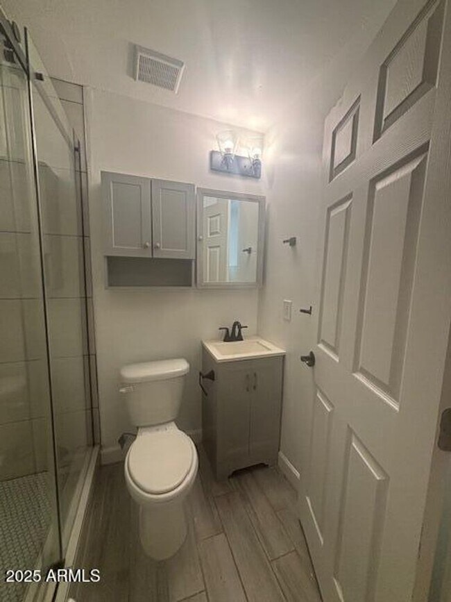 Building Photo - Beautifully Remodeled - Modern Duplex