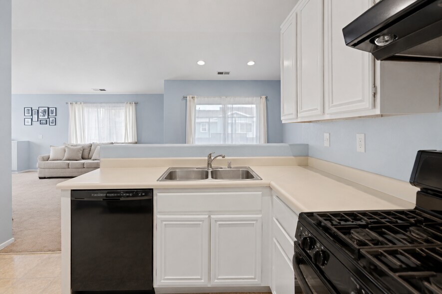 Building Photo - 2010 Azure Cv
