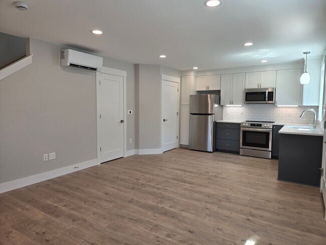 Building Photo - 9136 N Portsmouth Ave