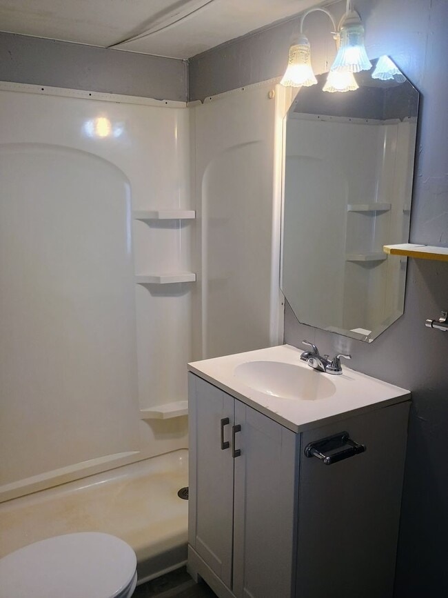 Building Photo - 2 bedroom 1 bathroom with HUGE bonus room