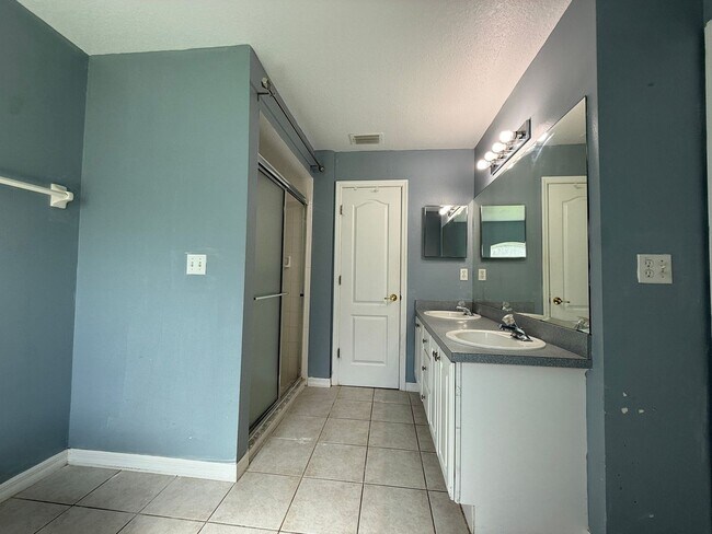 Building Photo - 8927 Courtyard Ln