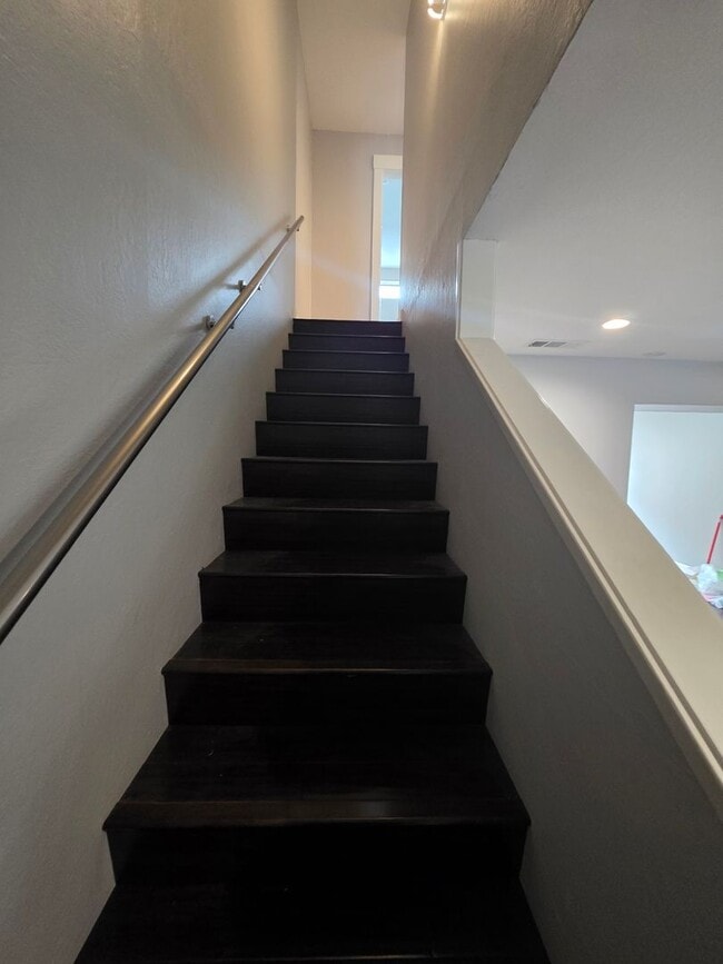 Building Photo - 2 Story 2bd/1.5ba  Townhouse near Commute ...