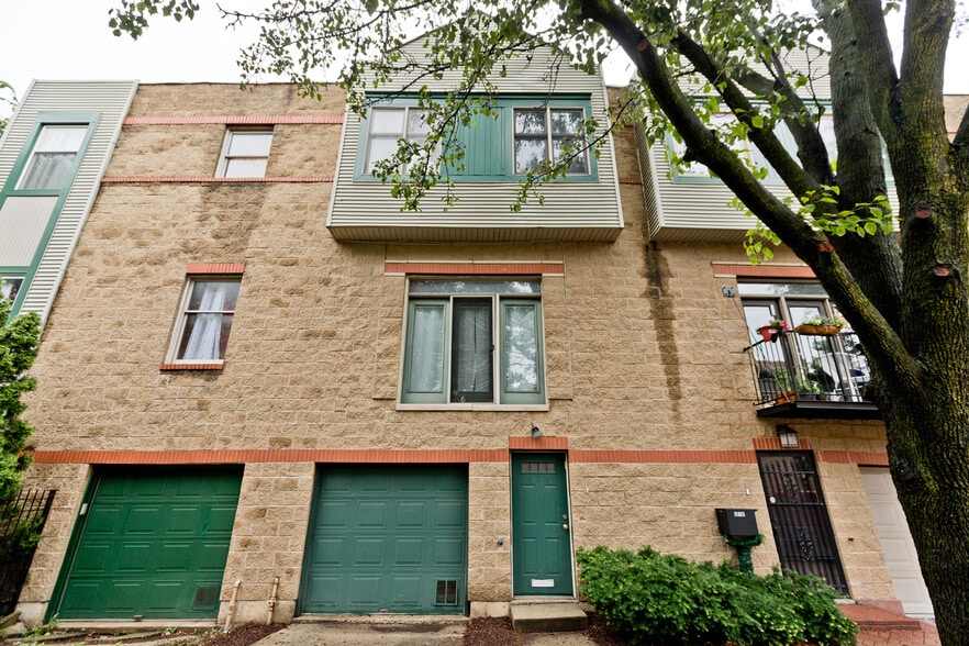 Building Photo - 616 N Paulina St
