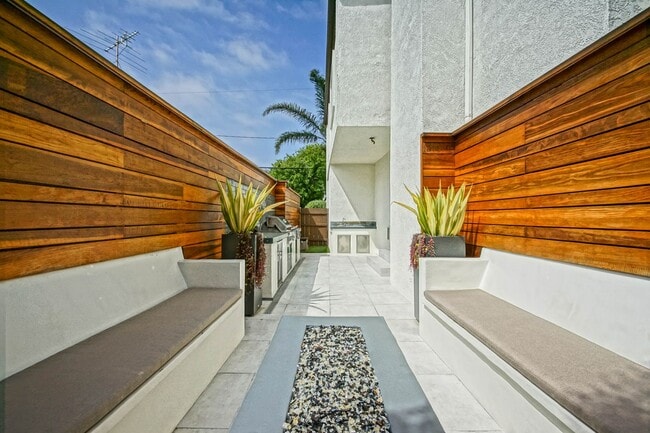 Building Photo - Beautifully Remodeled, Detached Front Town...