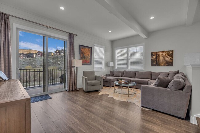 Building Photo - Wasatch Springs Gem