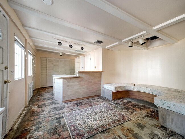 Building Photo - 328 21st Pl