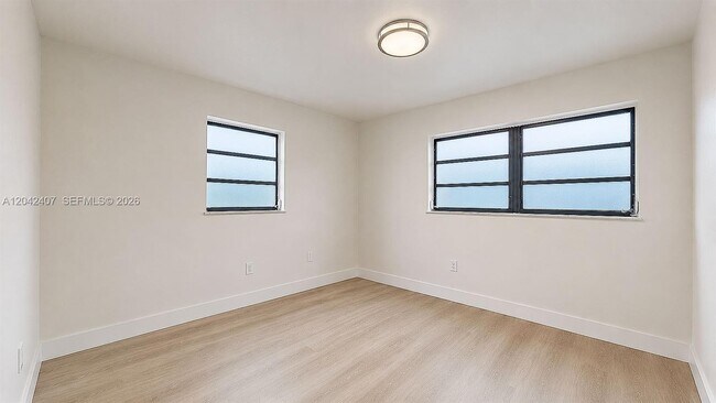 Building Photo - 1670 W 42nd St