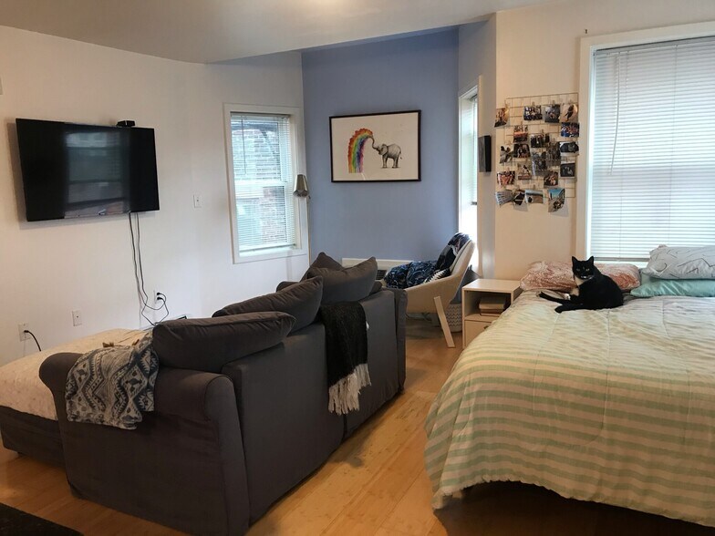 Building Photo - 65 Park Dr