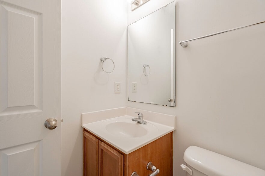 Building Photo - 2016 Culloden Dr