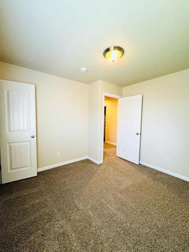 Building Photo - Spacious 3 Bedroom 2 Bath Ranch Style Home