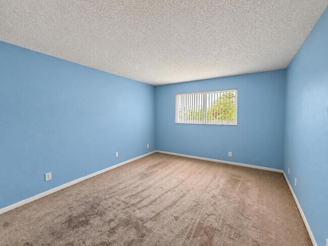 Building Photo - 729 Lori Dr