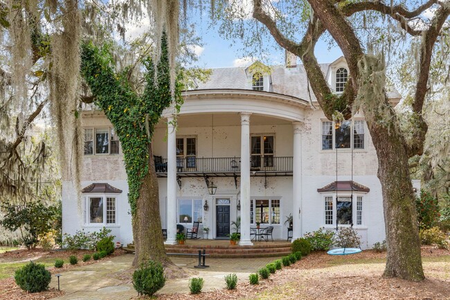 Building Photo - Sprawling Furnished Estate Home on the Ash...