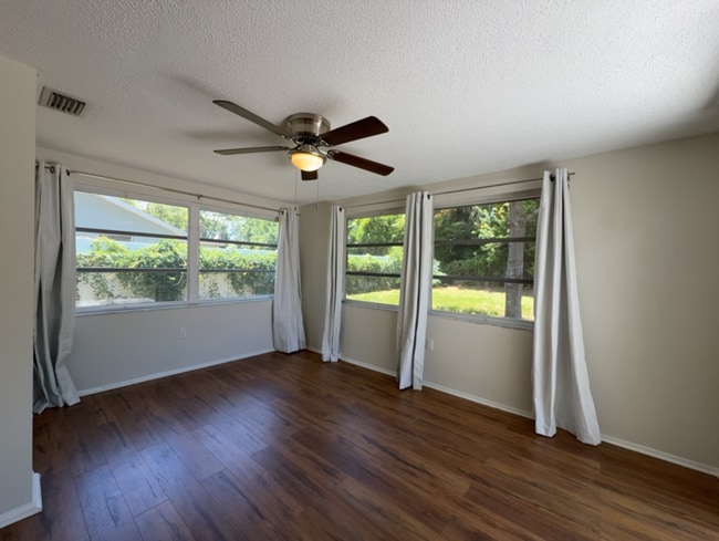 Building Photo - 15839 Villa Dr
