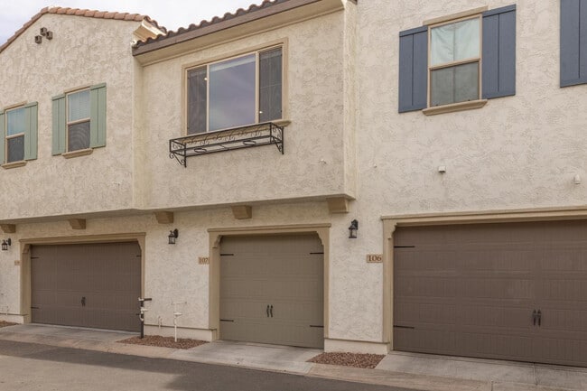 Building Photo - 2629 S Equestrian Dr