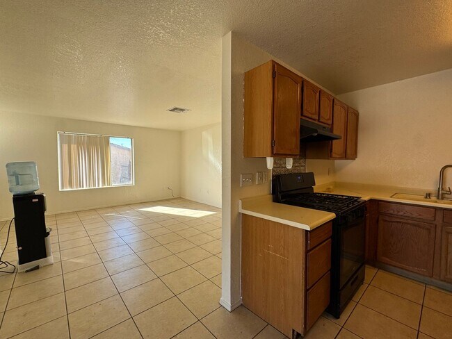 Building Photo - 3BR Duplex with gated yard and Garage