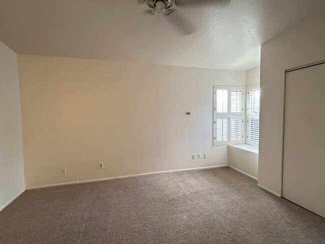 Building Photo - 2 Bedroom, 2 Bathroom Updated Condo