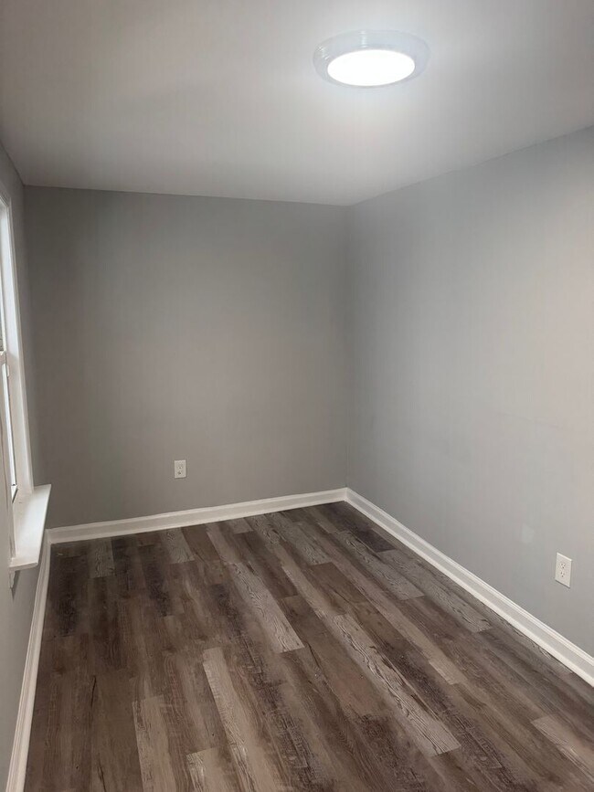 Building Photo - Charming 3 bedroom, 1 bath recently update...