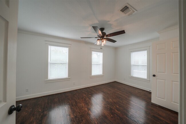 Building Photo - 811 Woodard St