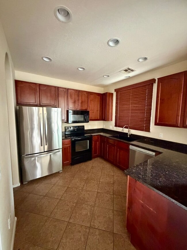 Building Photo - Beautiful 3 bedroom, 2.5 bath home located in the highly sought after community of Power Ranch