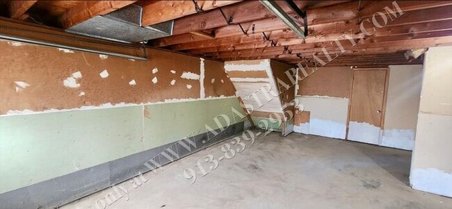 Building Photo - MOVE IN SPECIAL!! Cozy 2 Bed 1 Bath Duplex in KCK-Available NOW!! MOVE IN SPECIAL $400 OFF 2nd Mo...