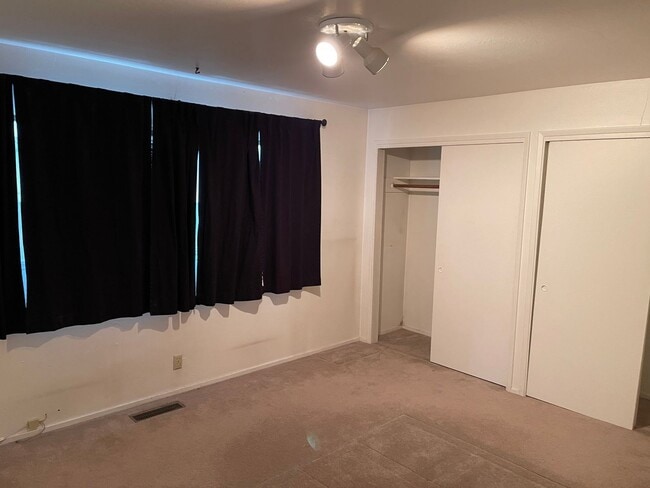 Building Photo - 3357 Treehaven Dr