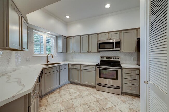 Building Photo - 5858 Sugar Hill Dr