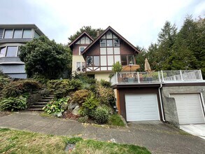 Building Photo - Elegant 4BR 2.5Bath Home with Fenced Yard ...