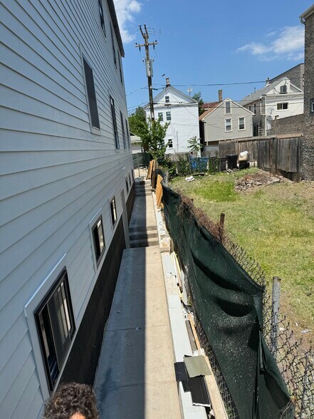 Building Photo - 960 W 18th Pl