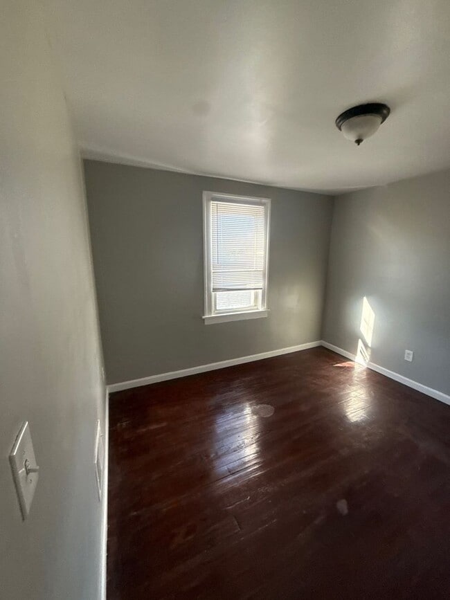 Building Photo - 4 Bedroom 2 Bath Home in Lincoln Park