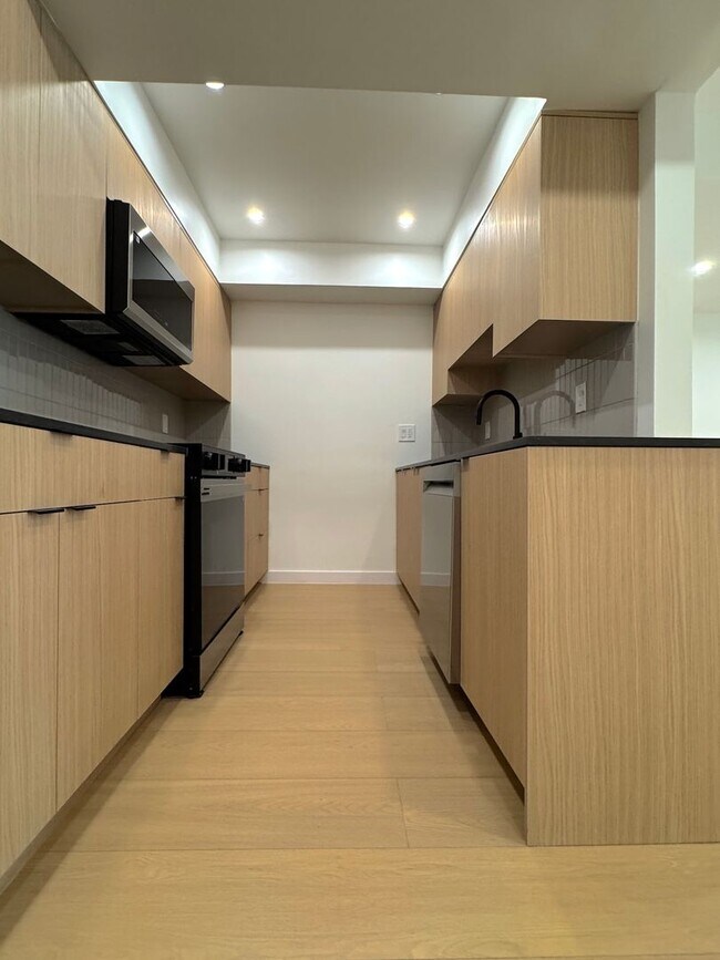 Building Photo - WeHo 1 Bed 1 Bath with W/D in unit, new kitchen, and walk-in closet!