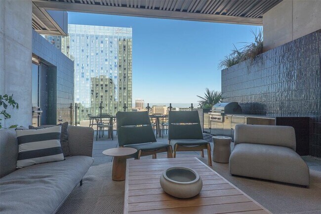 Building Photo - 610 Davis St