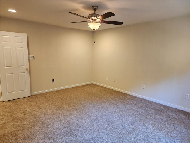 Building Photo - Beautiful 5 Bedroom Home in Watermill Subdivision!