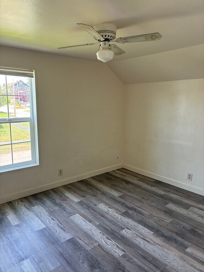 Building Photo - Country Charmer in Town Coquille