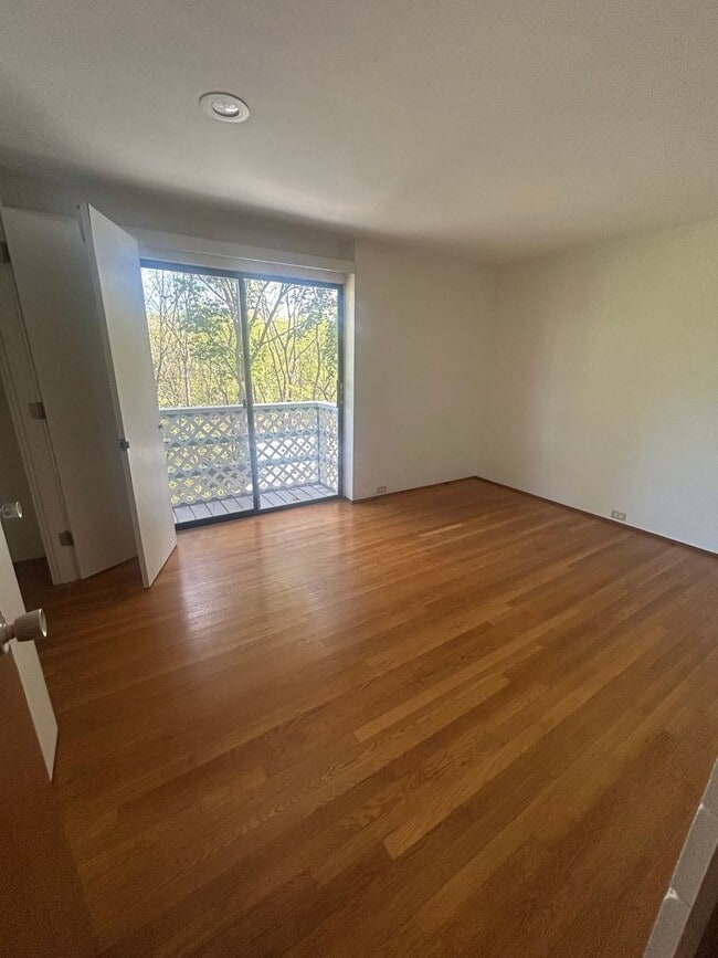 Building Photo - 3 bed, 2 1/2 bath house