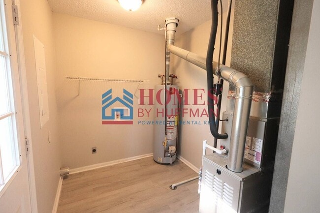 Building Photo - Three Bedroom House | Remodeled & Move in Ready | Deposit Special