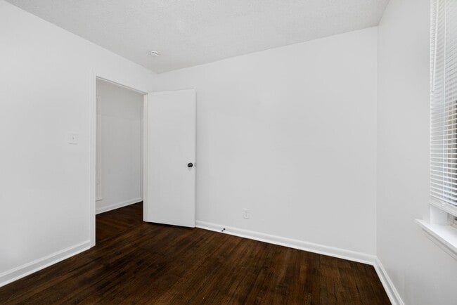 Building Photo - 3 bedroom, 2 bath recently renovated in So...