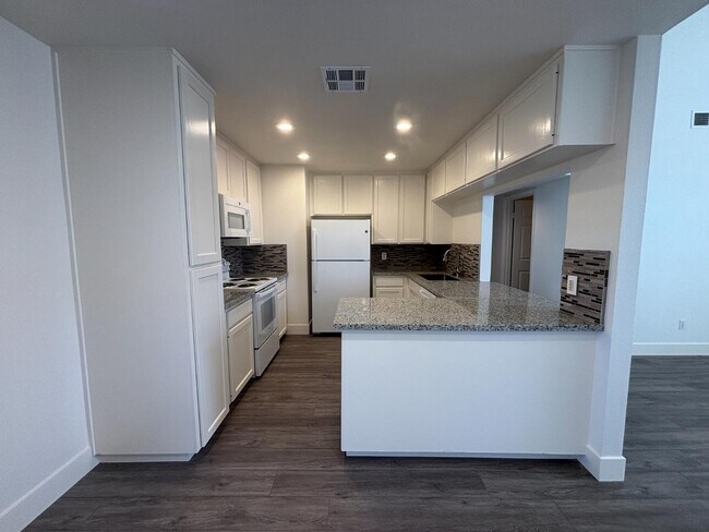 Building Photo - 5754 W Tenaya Ave