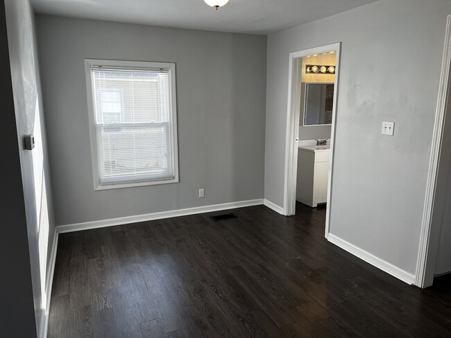 dining area - 1438 E Donald St