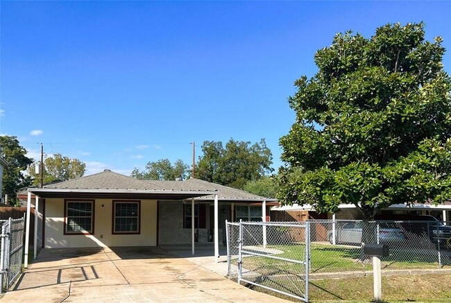 Building Photo - 3515 Castledale Dr
