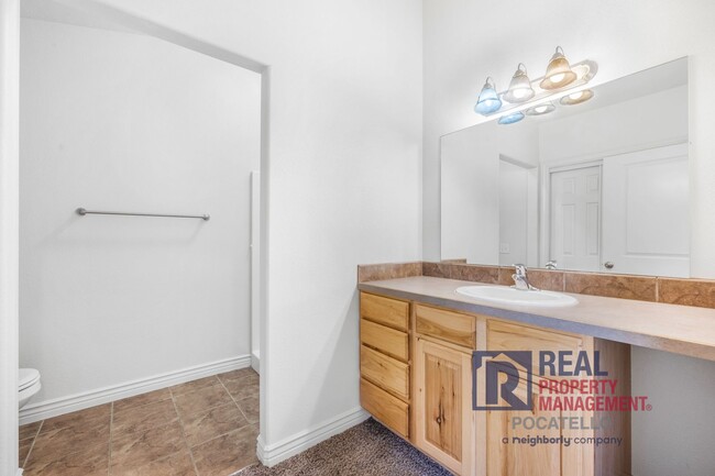 Building Photo - 3 bedroom 2 Bath Townhouse - 1 Car Garage