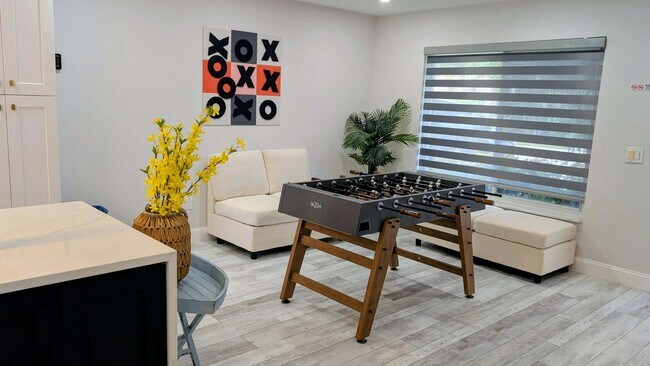 Building Photo - 8416 Pine Tree Ln