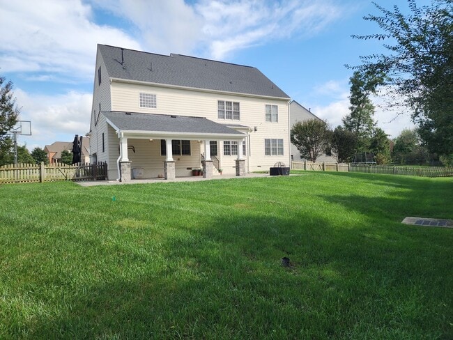 Building Photo - Stunning Luxury Home with 5 Bedrooms and 5...