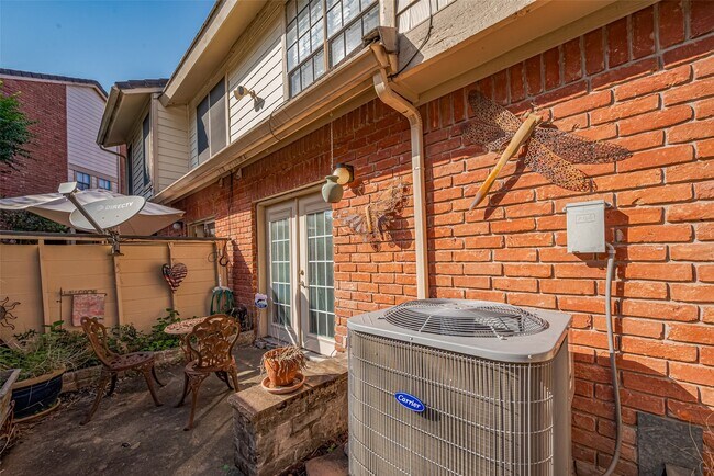 Building Photo - 2211 S Kirkwood Rd