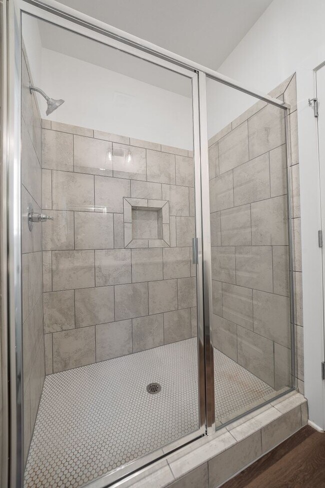 Building Photo - 2 Bedroom Home with Garage AND Fenced Back...