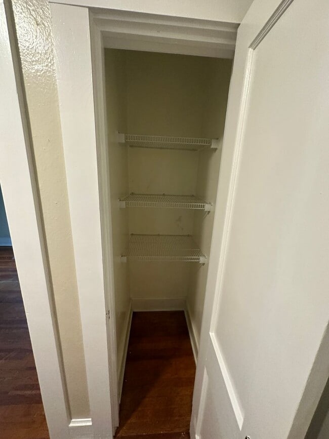 Building Photo - 2/1 house with yard in Midtown! Available now!