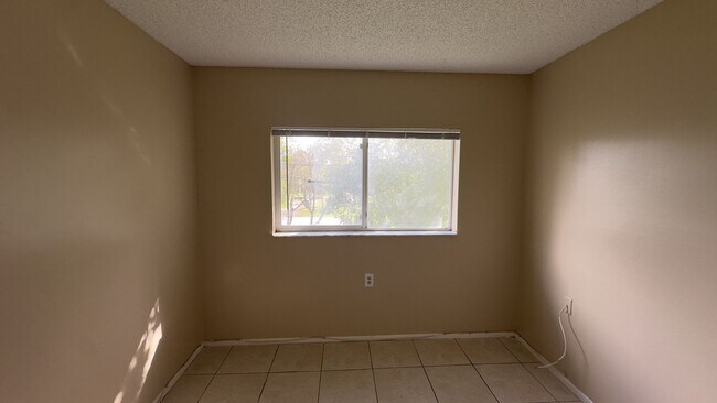 Building Photo - Charming 2-Bed Condo Retreat in West Palm Beach – Cozy Living Awaits!